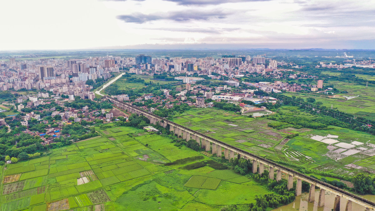 穿越城区的雷州青年运河