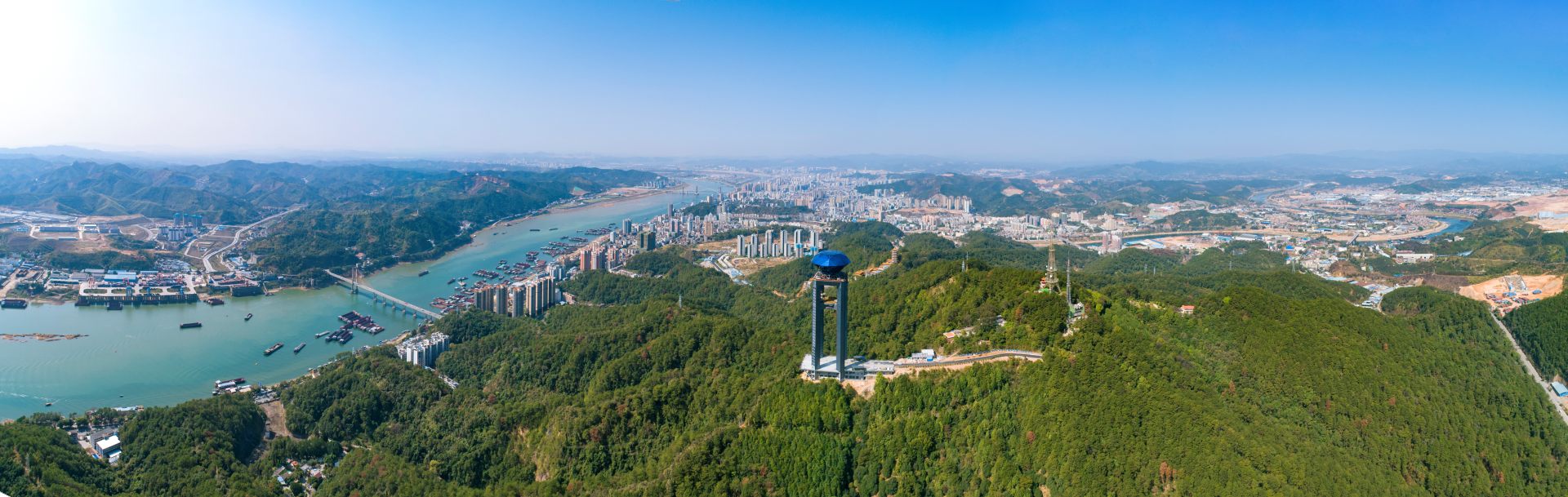 梧州白云山·西江明珠塔·云峰亭·梧州广播电视塔·梧州市区全景