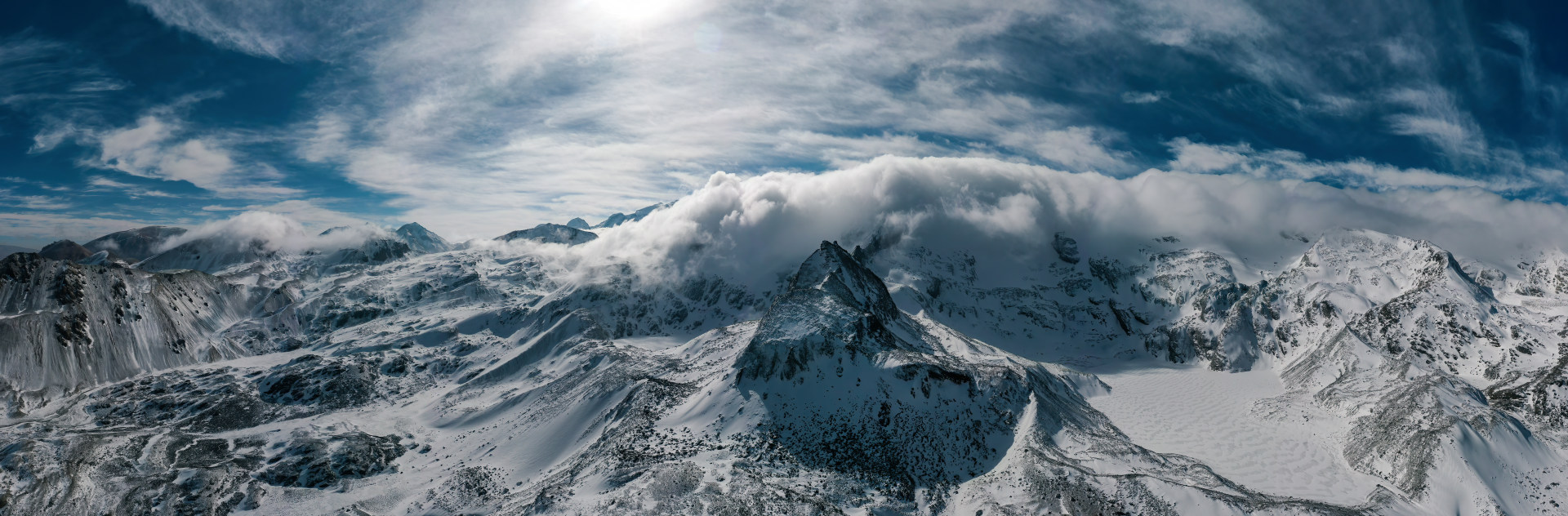 冲巴雍错雪山全景