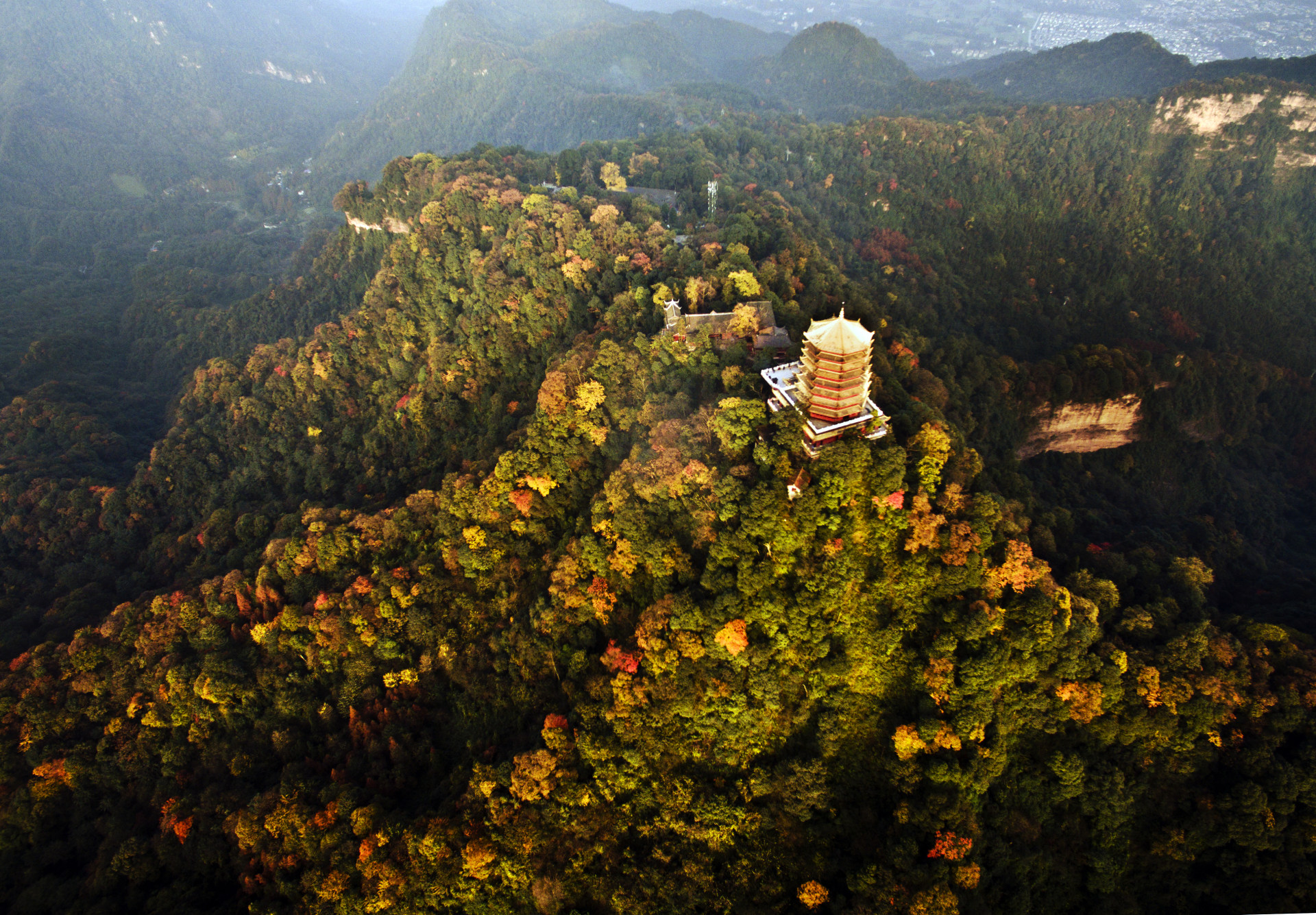 秋染青城第一峰高明鑫摄于都江堰青城山13551167288 (1).jpg