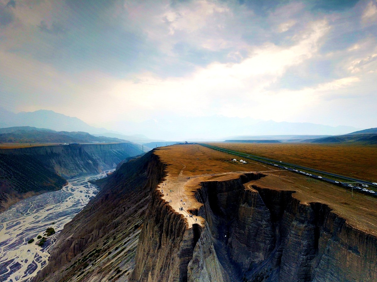 天高地阔风朗气清