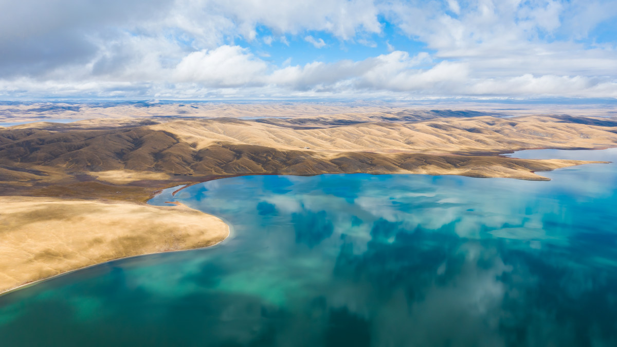 garrettliu位于青海玛多县的星星海,地处黄河源头,碧