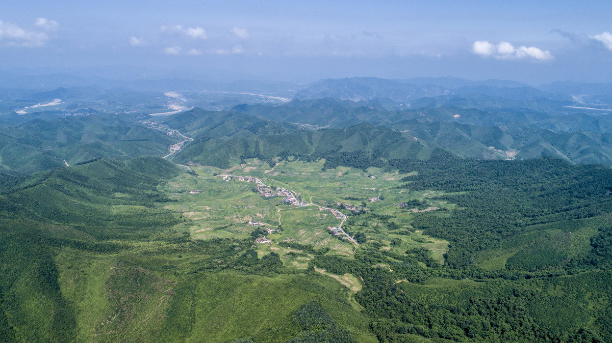 辽宁岫岩陨石坑图片