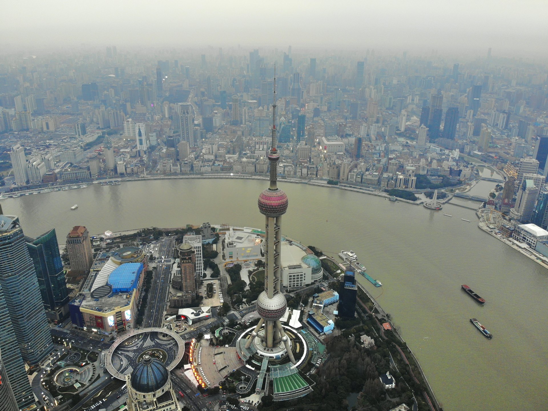 耸立在黄浦江畔的东方明珠电视塔