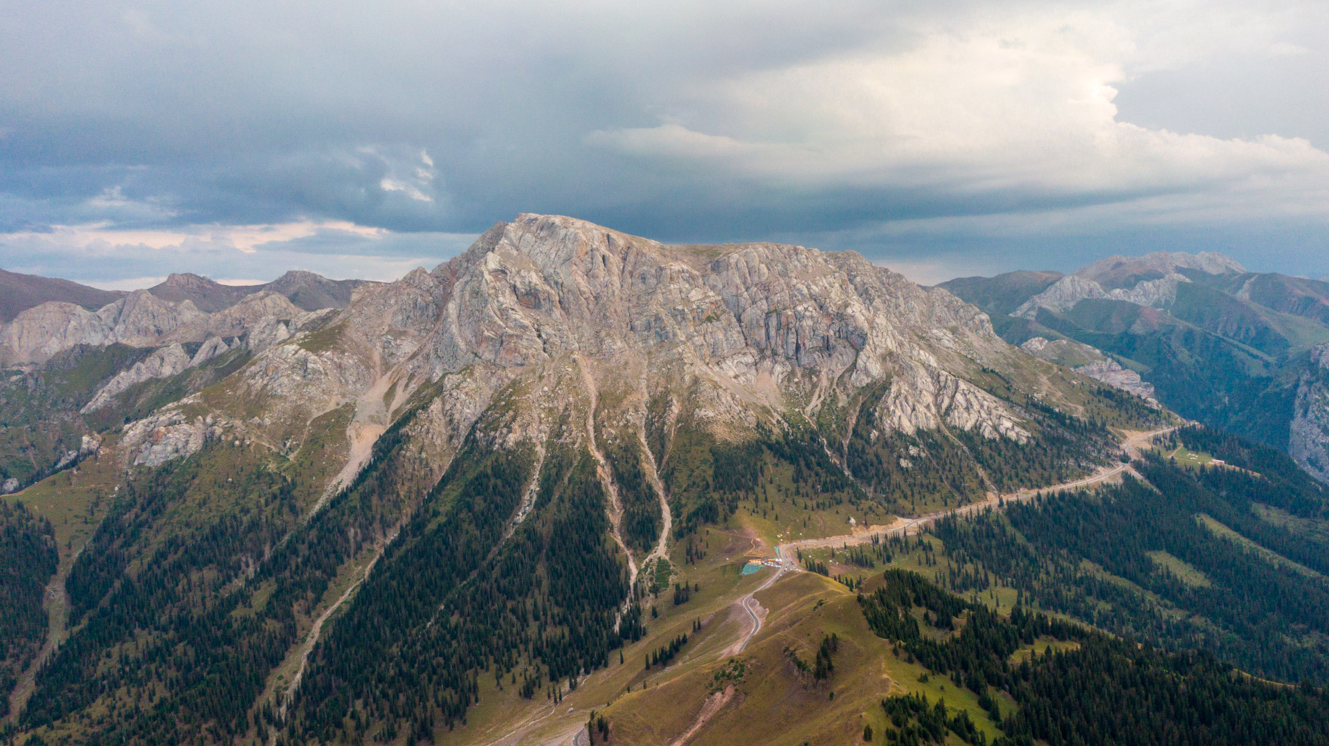 新疆伊昭公路白石峰