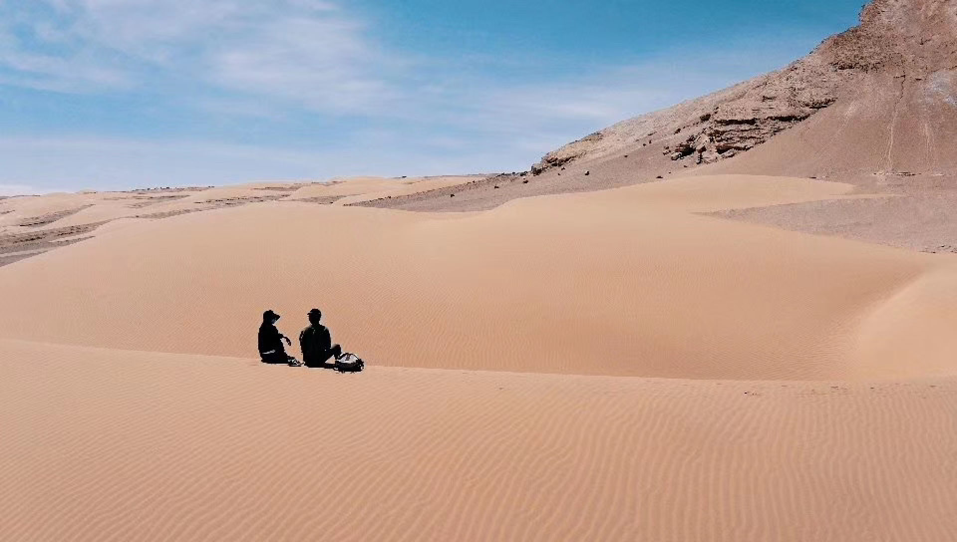 青海沙漠中的情侣