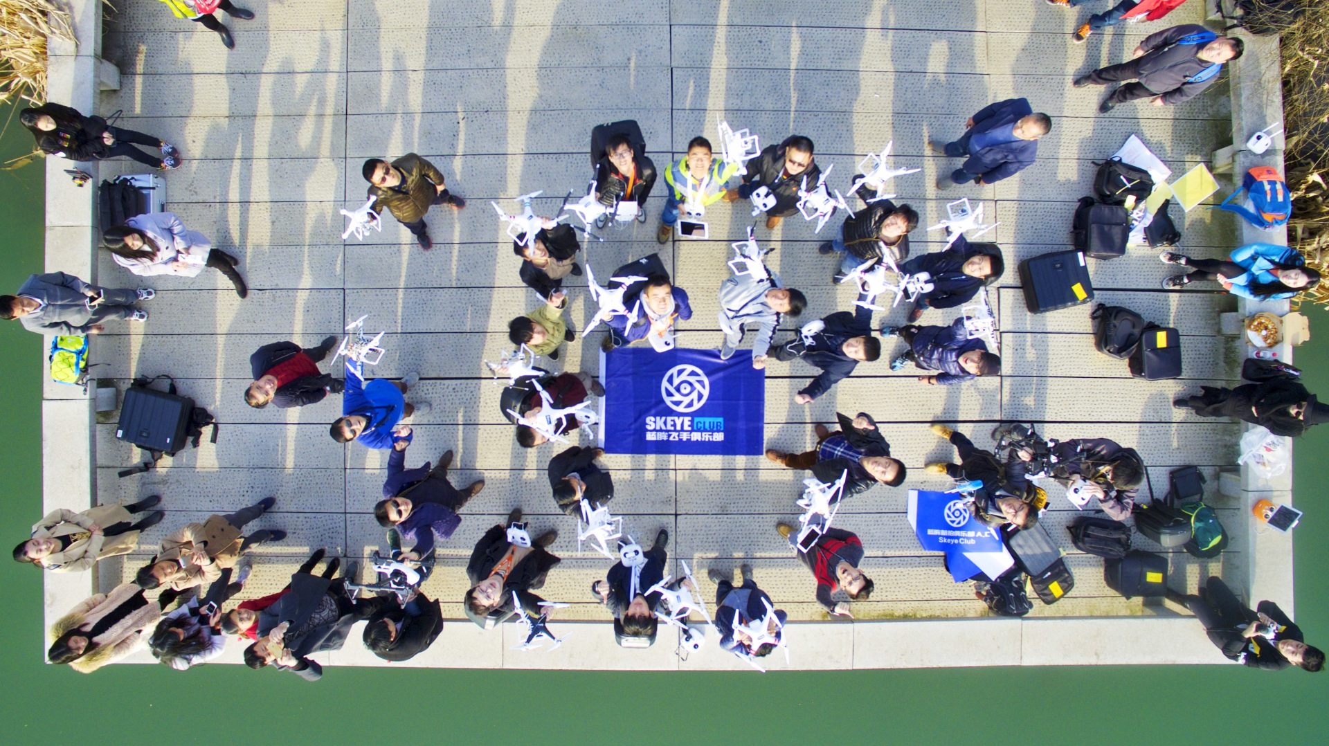 蓝眸飞手俱乐部俯拍合影