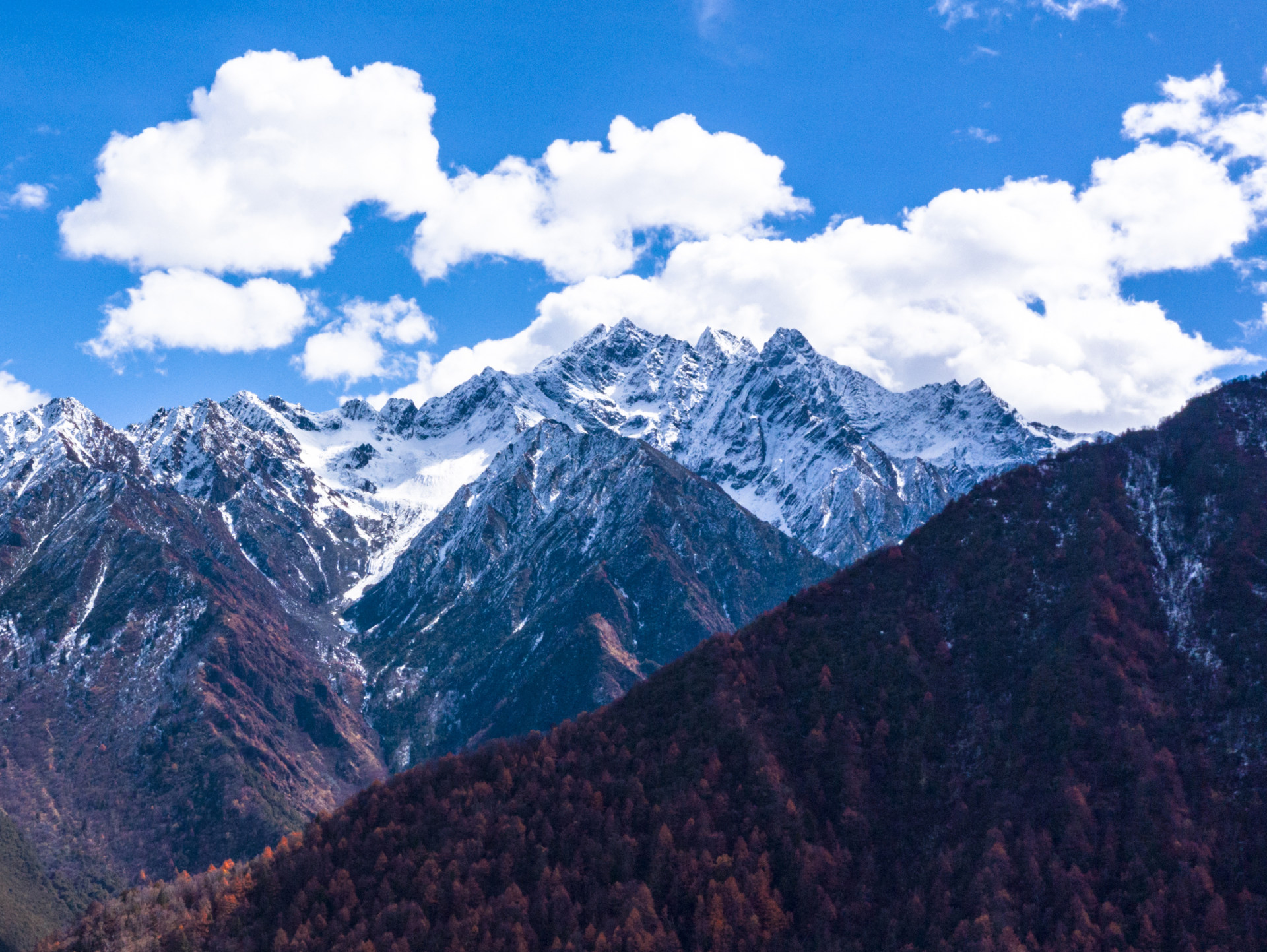 巴松措景区雪山