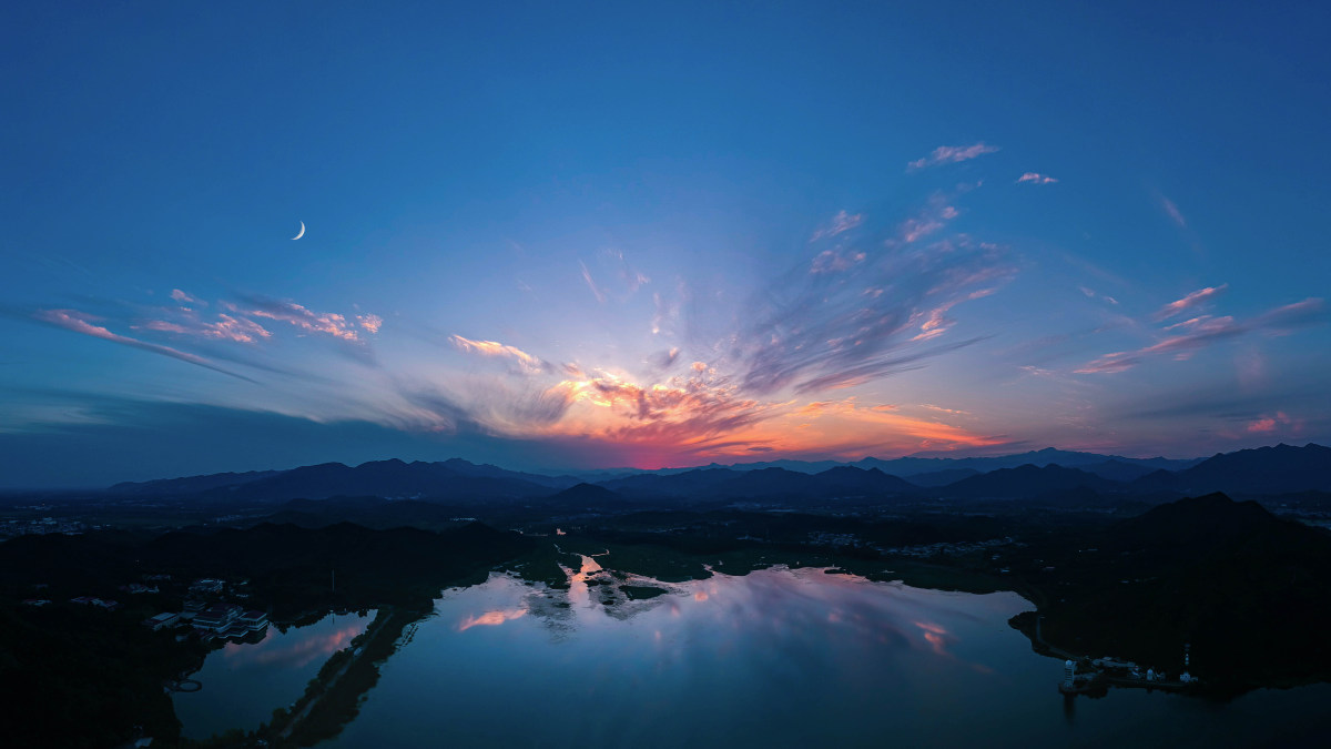 水库的蓝调黄昏