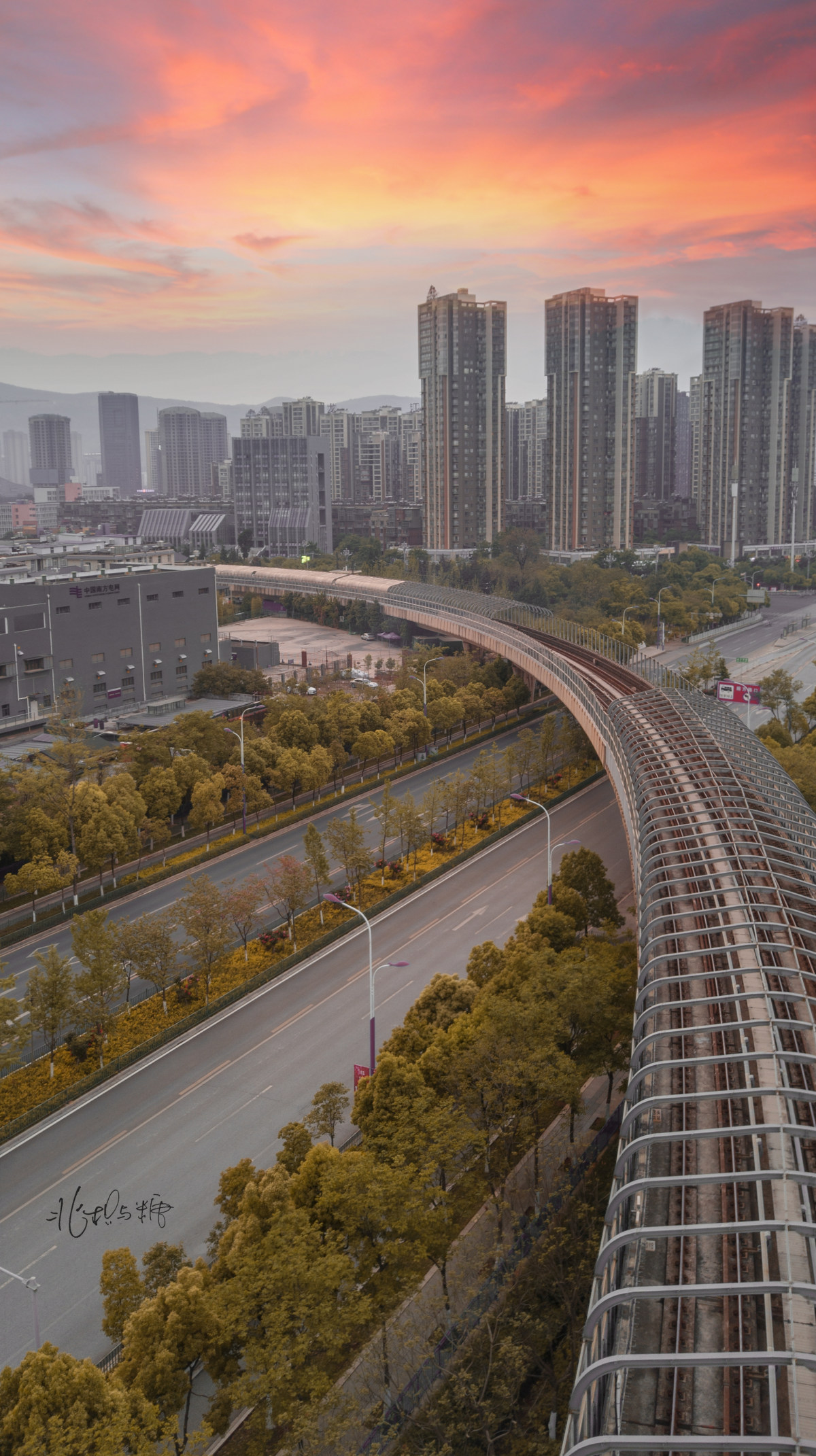 昆明龙头街地铁站日落