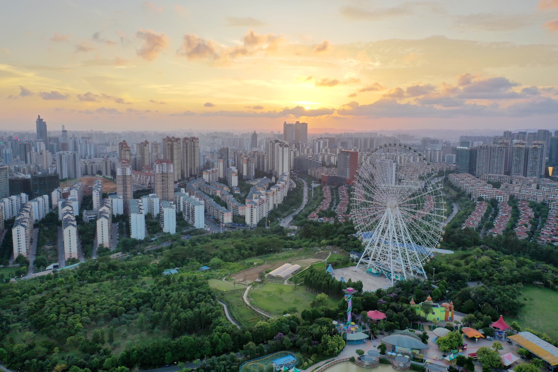 南宁凤岭儿童公园日落时分