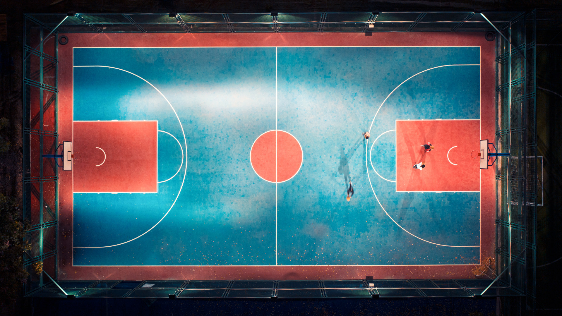 夜幕的城市篮球场