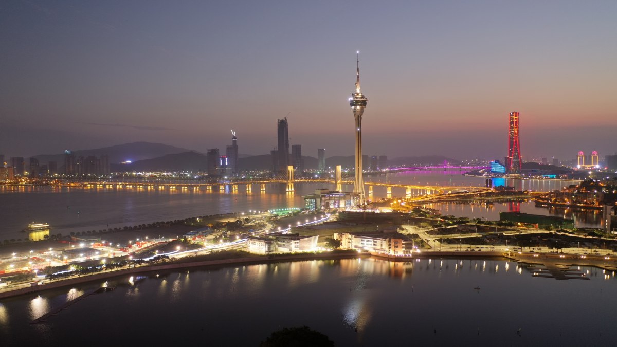 晚霞衬托下的澳门塔