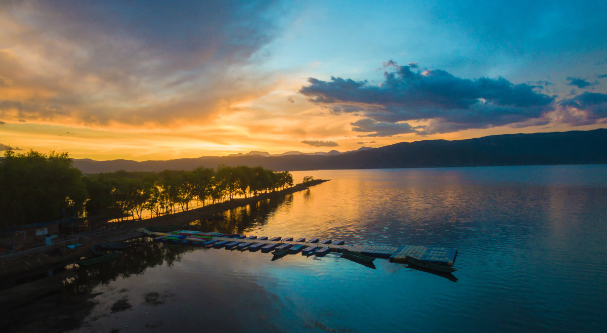 拉市海晚霞 来自 深夜谷雨 | 天空之城