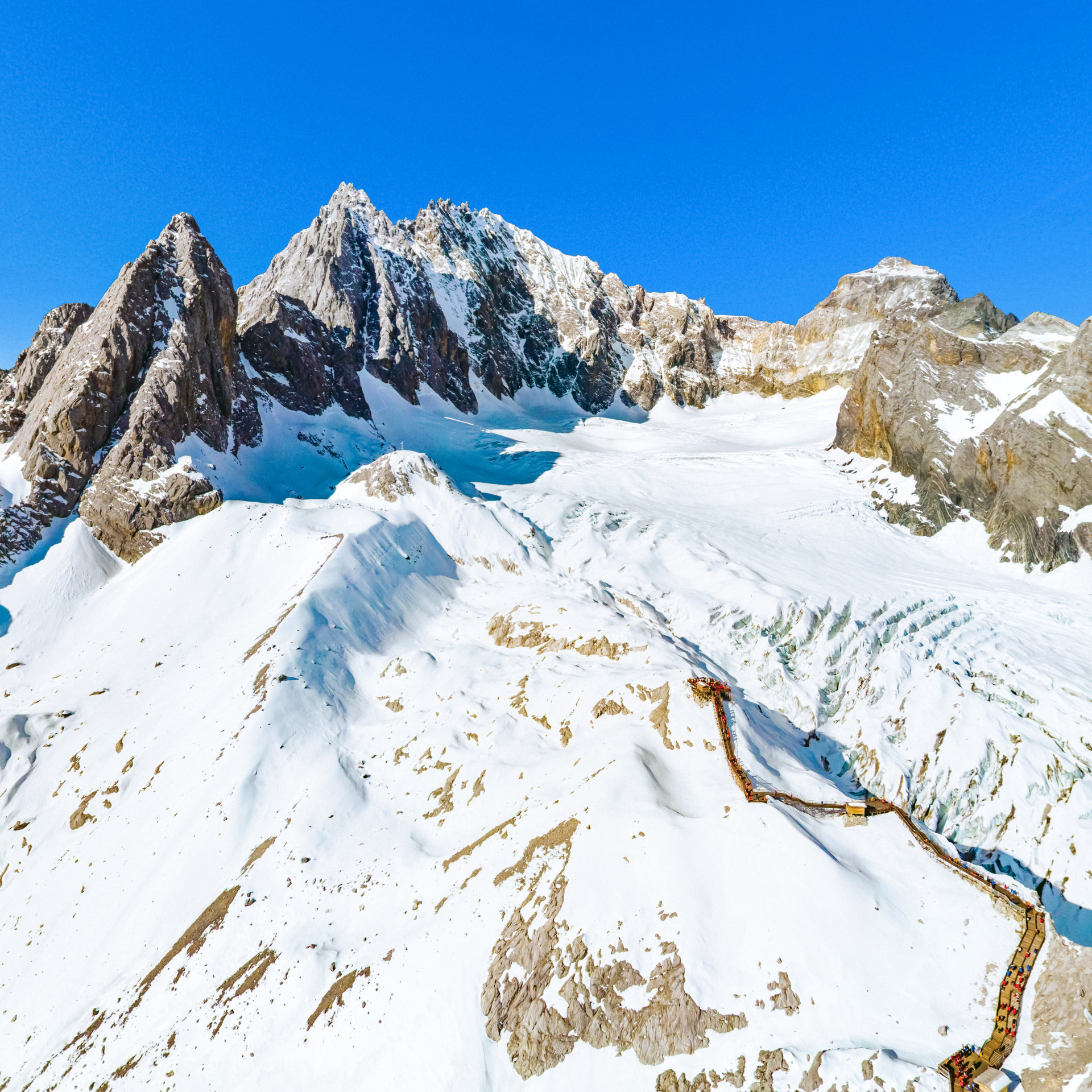 玉龙雪山顶峰与冰川观景台