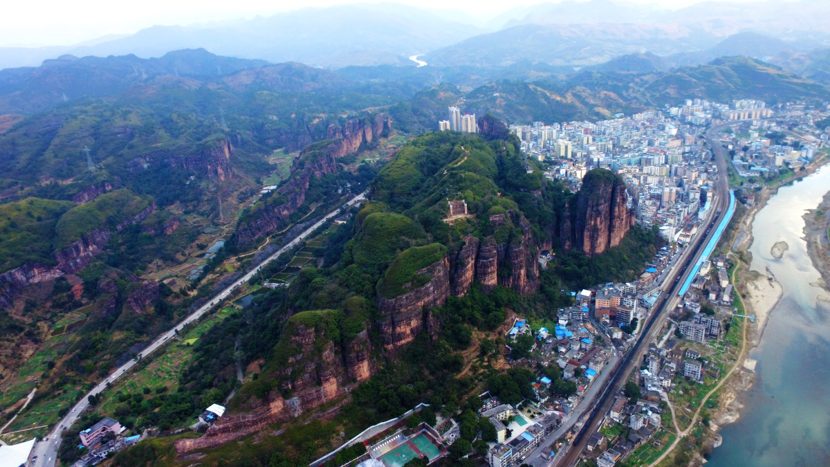 edwin粤北小镇乐昌市坪石镇,注明风景区金鸡岭被小城围绕着,安静悠闲