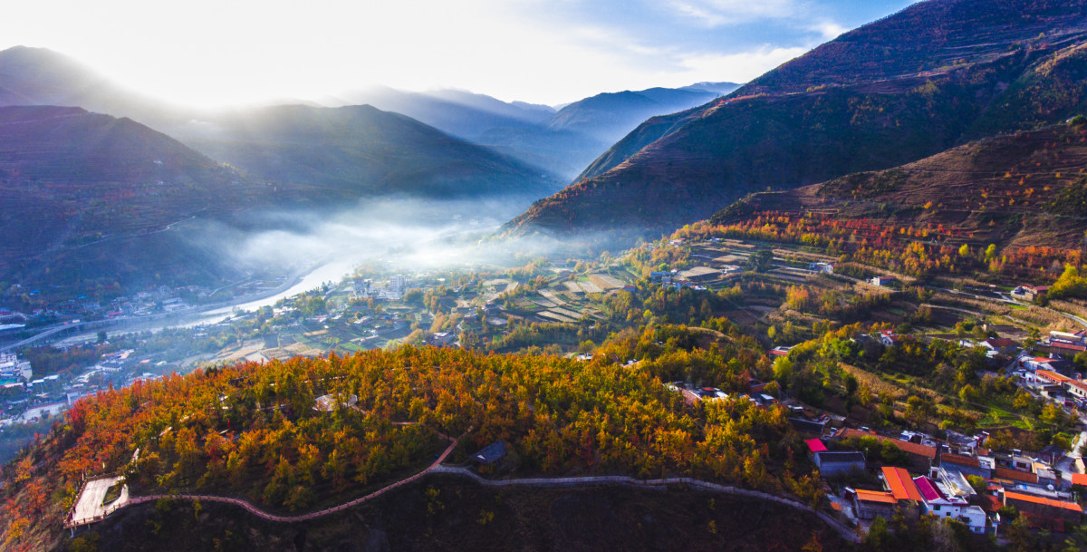 换个角度看炊烟缭绕神仙包红叶