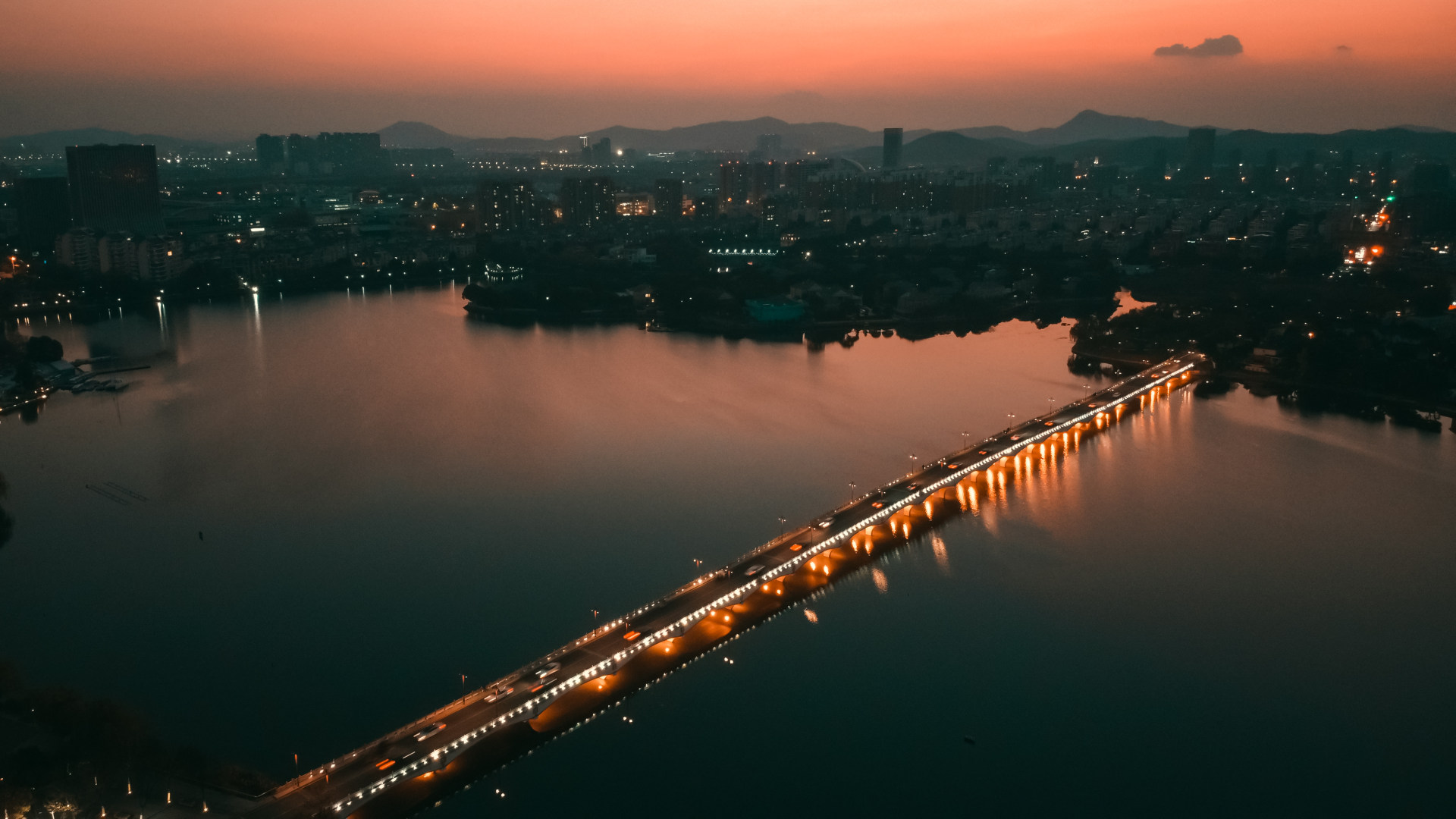 白龙桥mavic mini白龙桥横跨百家湖,连接着凤凰台,这里一定是个祥瑞之