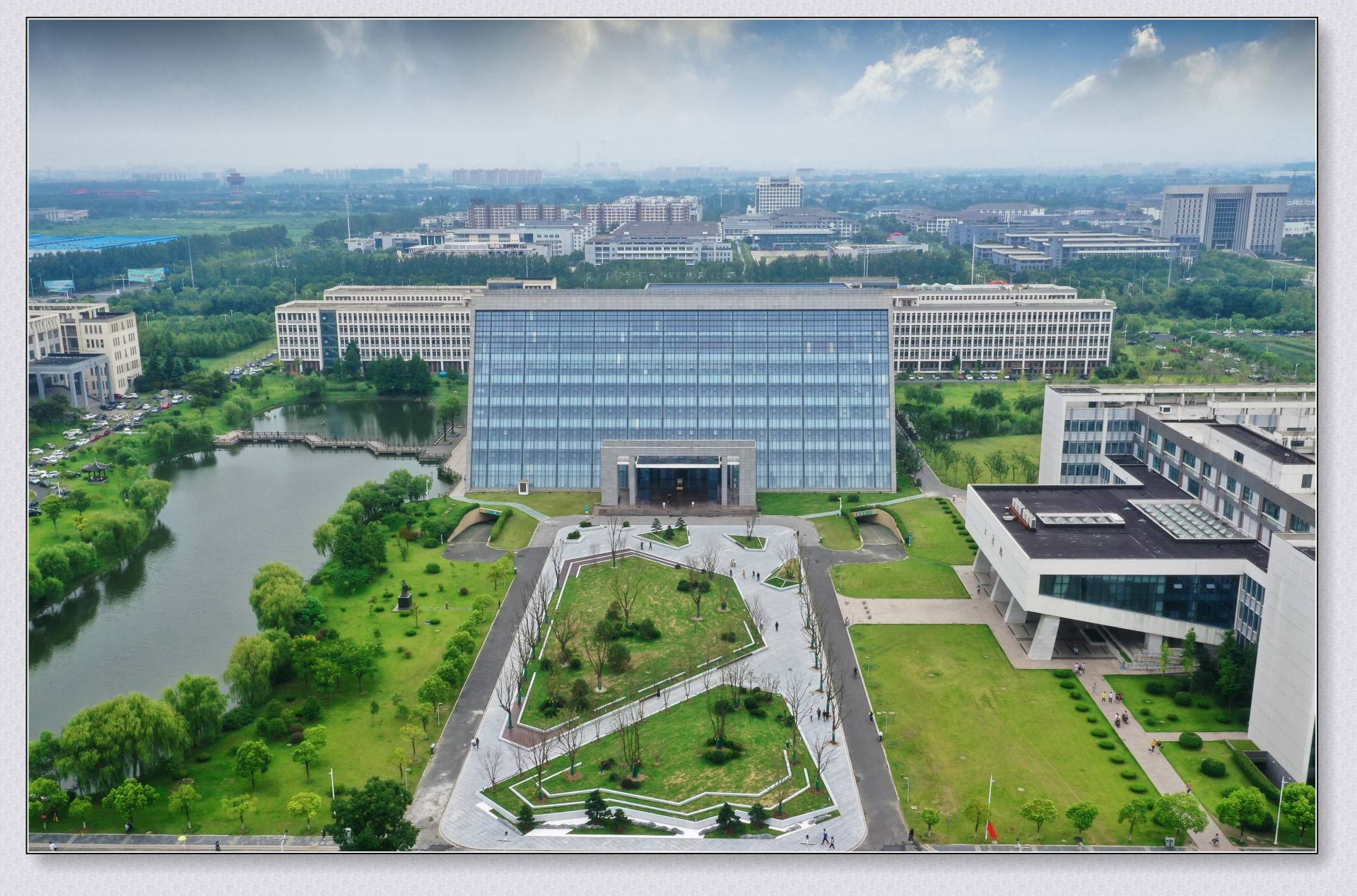 扬州大学有几个校区(扬州大学有几个校区和学院)