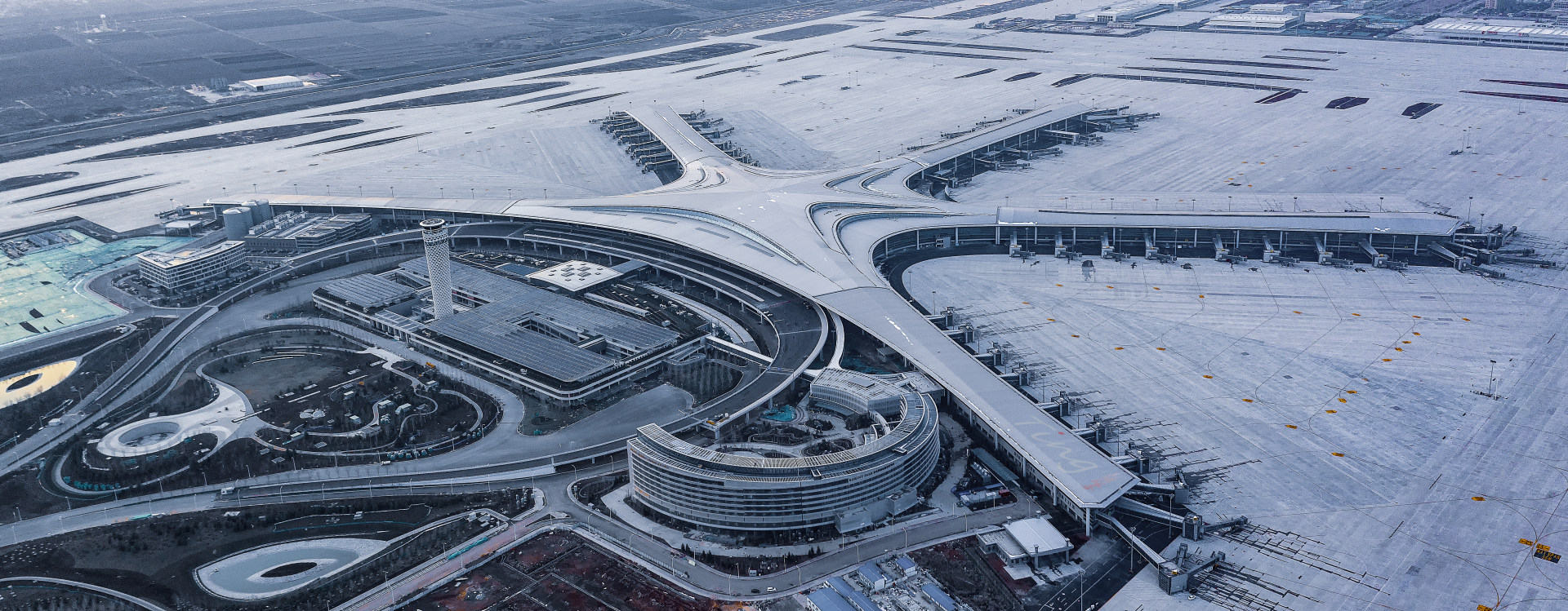 青岛胶东国际机场航站楼全景