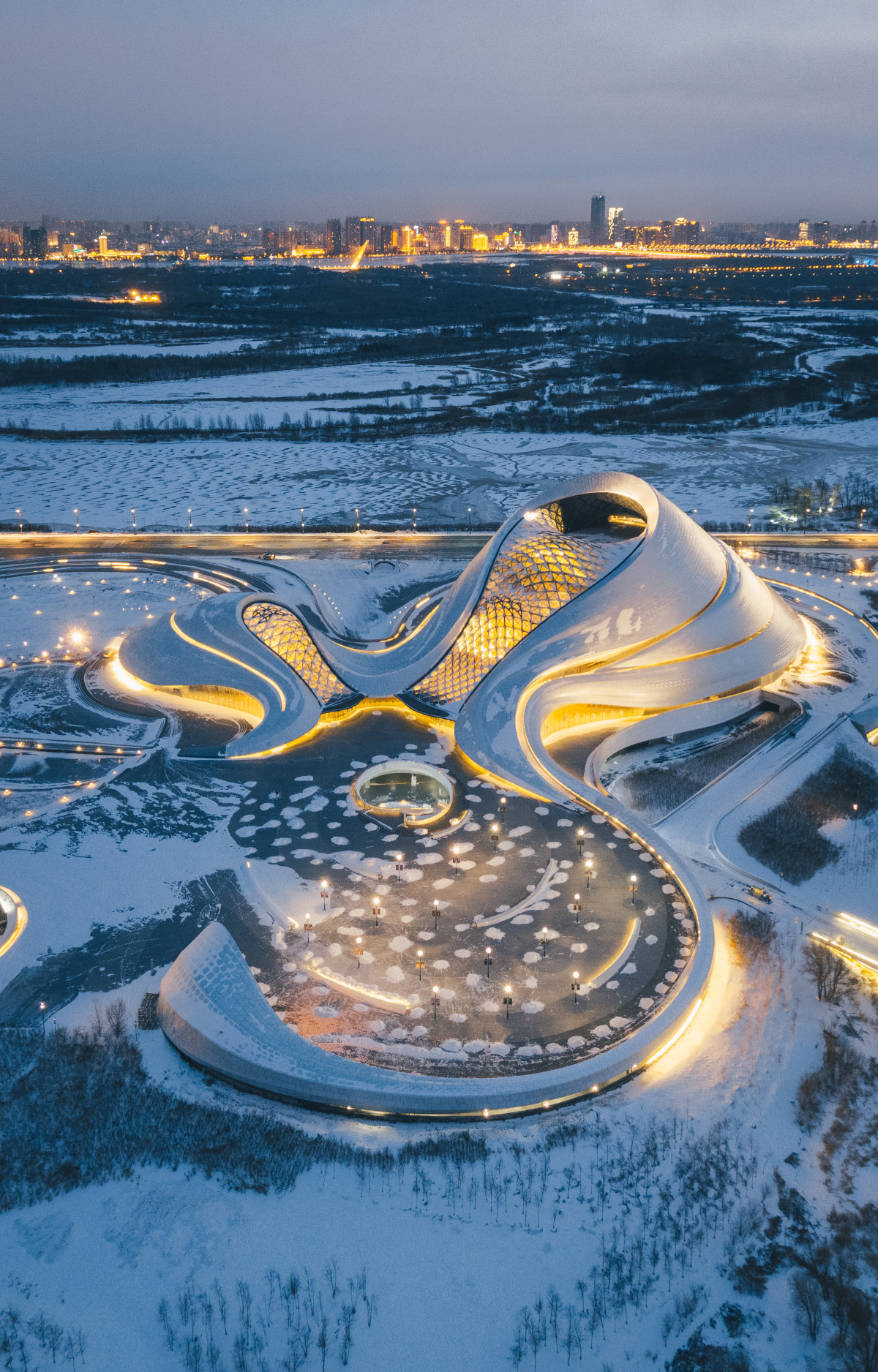 初雪后的哈尔滨大剧院