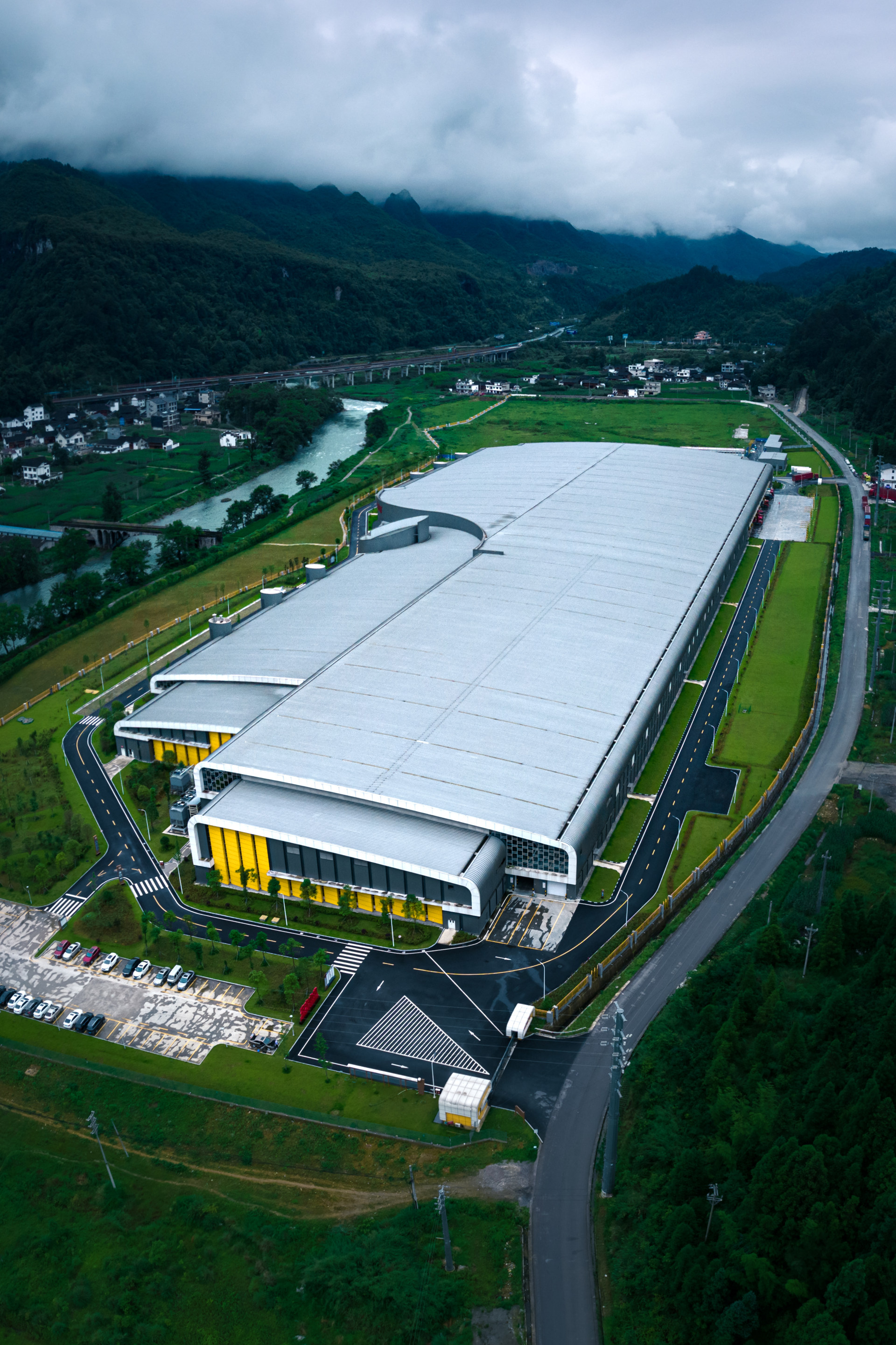 农夫山泉在贵州梵净山的工厂nongfu shanquans factory in fanjing