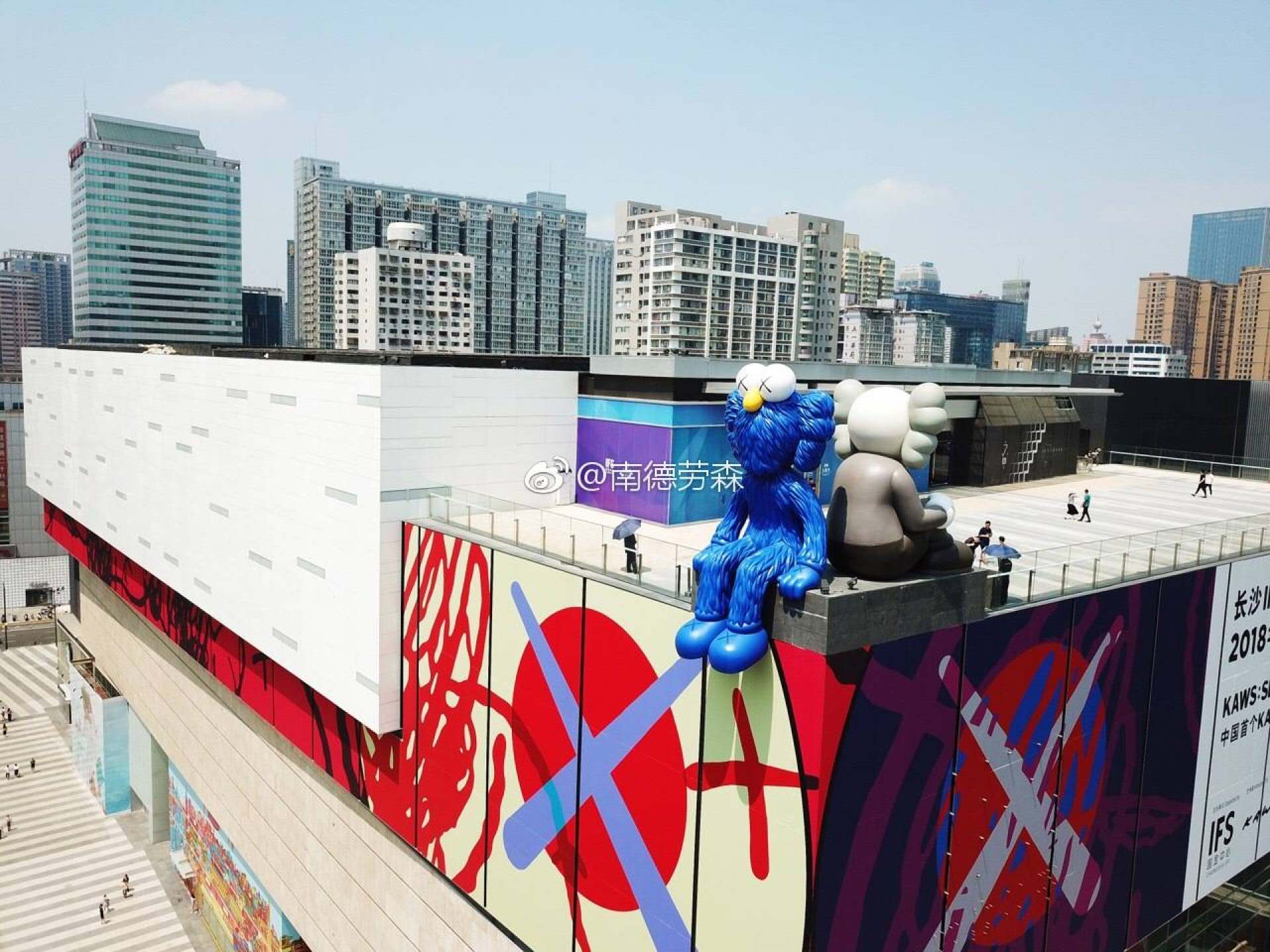长沙国金中心 kaws