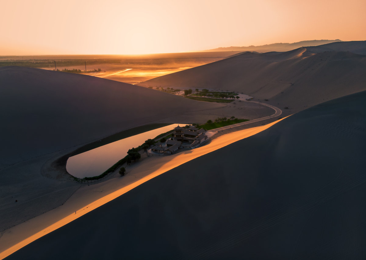 鸣沙山月牙泉日出全景by 循环 Skypixel