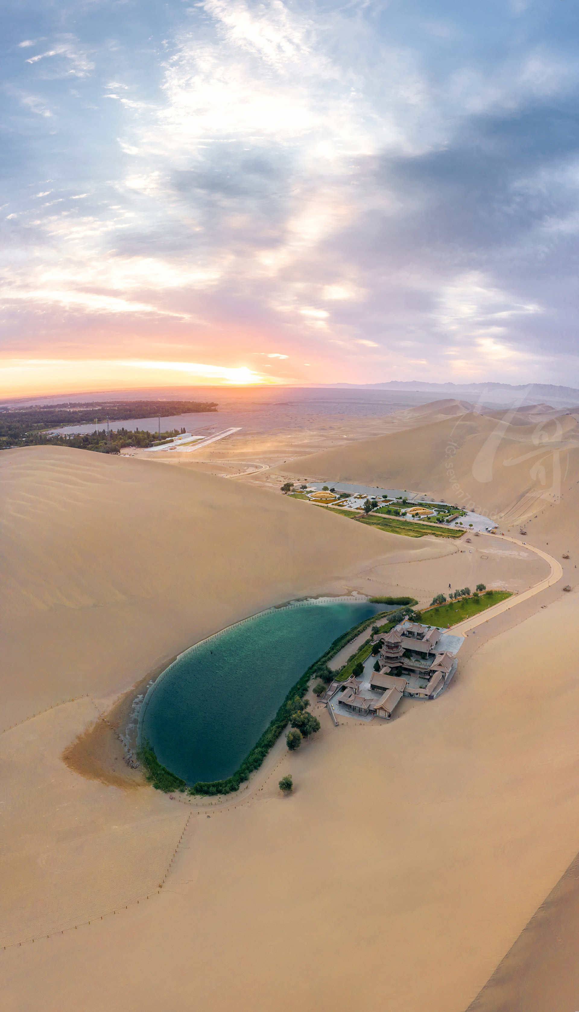敦煌.鸣沙山.月牙泉