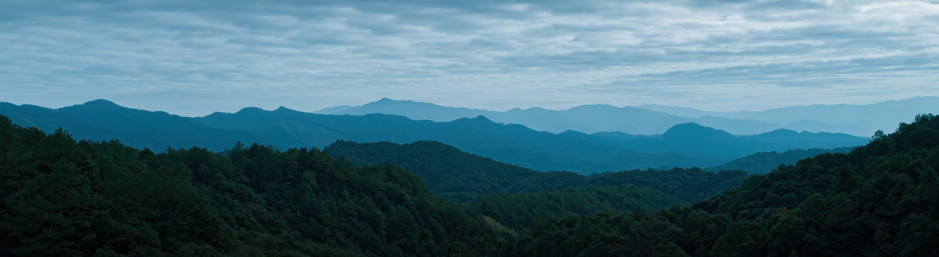 群山连绵the mountains are continuous