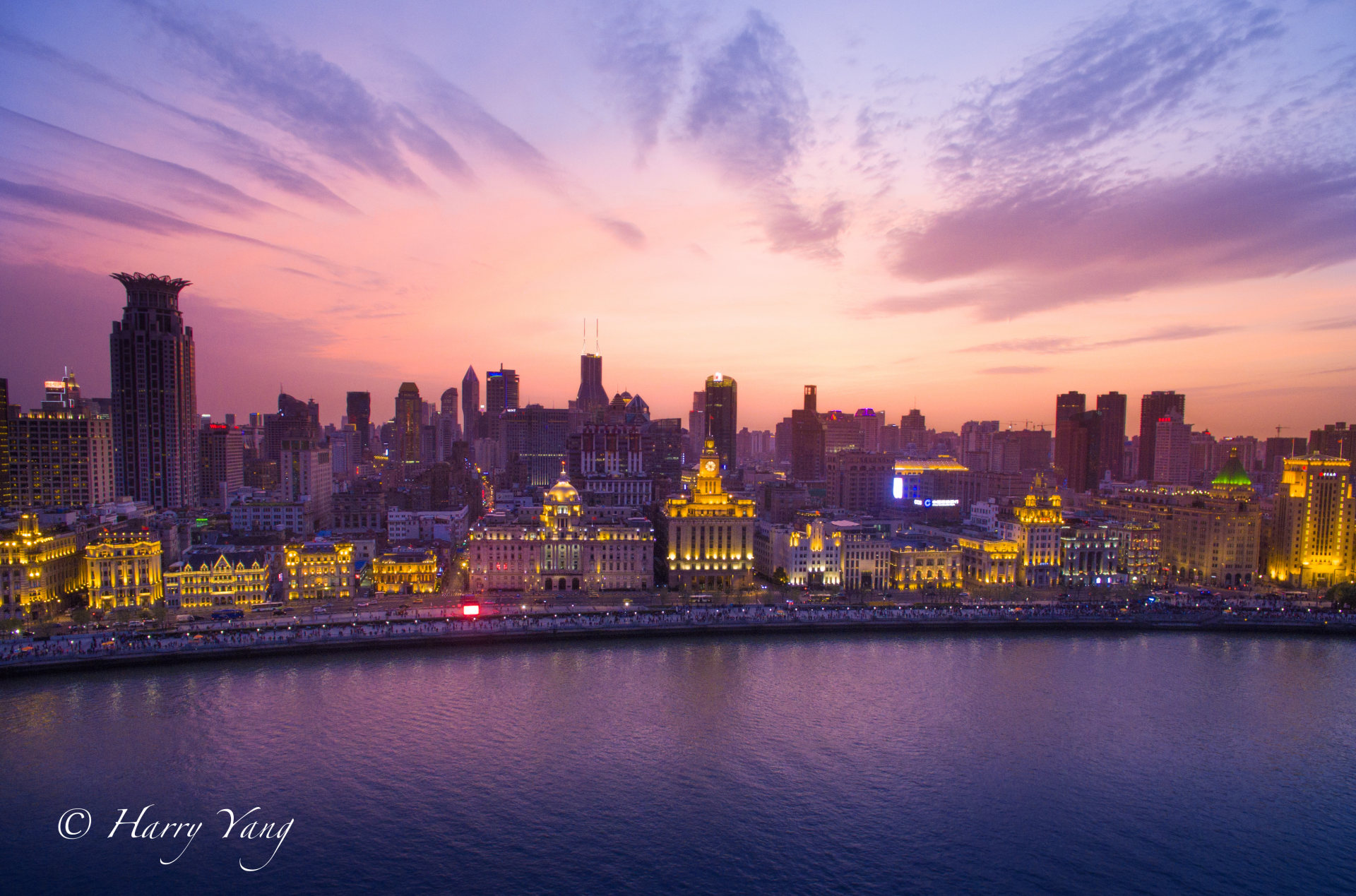 100m above the bund 外滩上空100米的晚霞