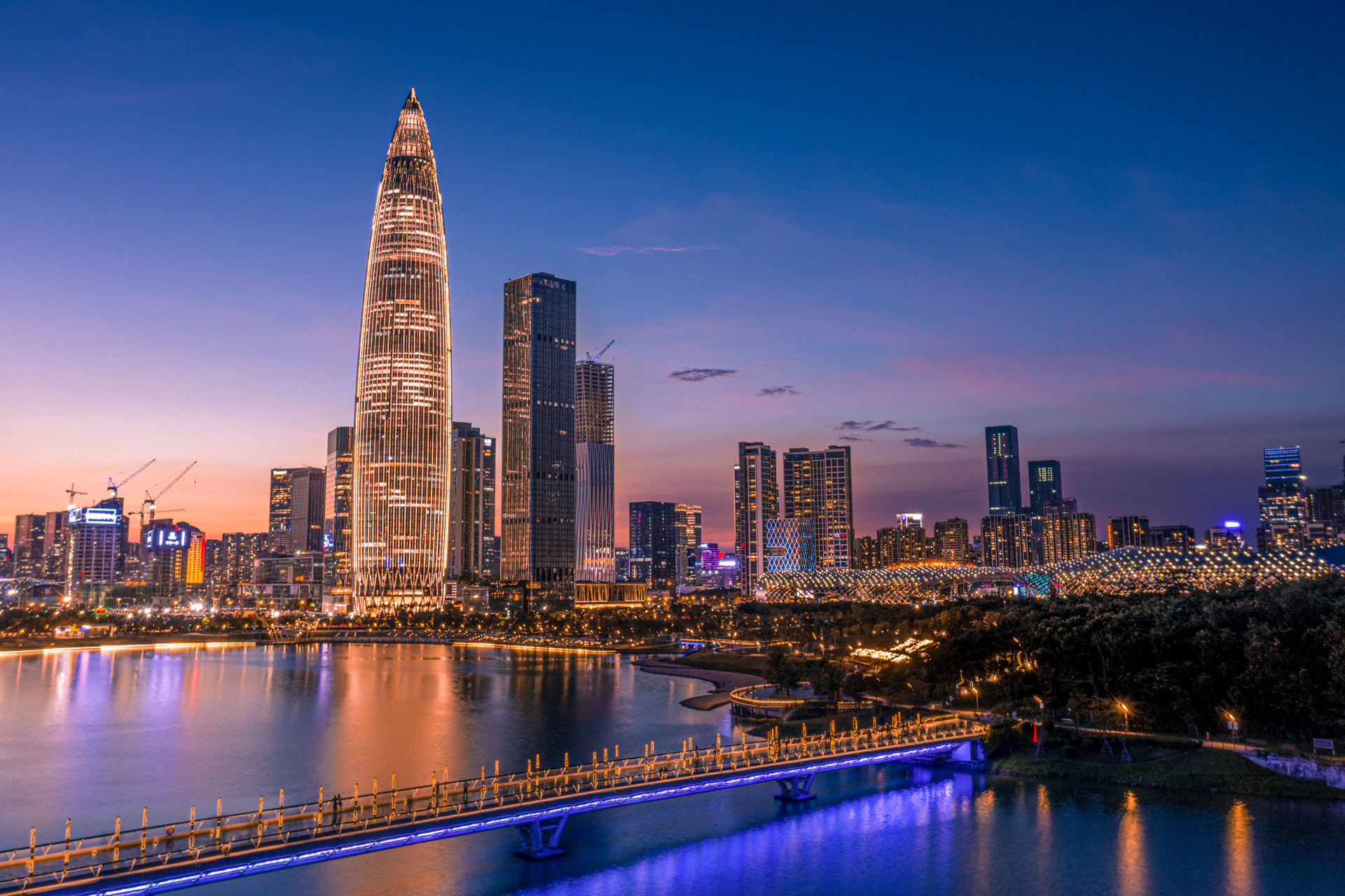 夕阳下的深圳湾人才公园