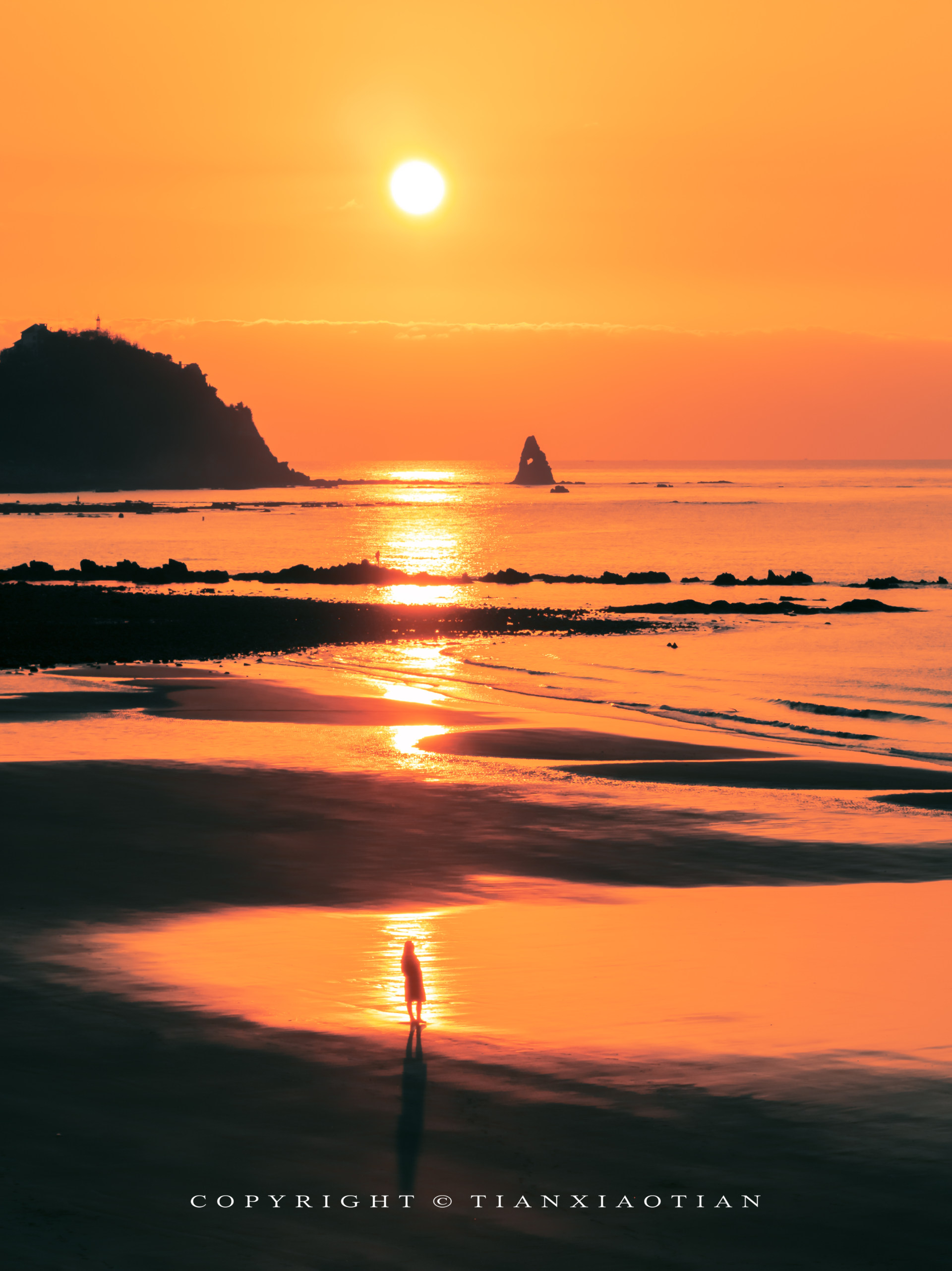 海边看日出的女子