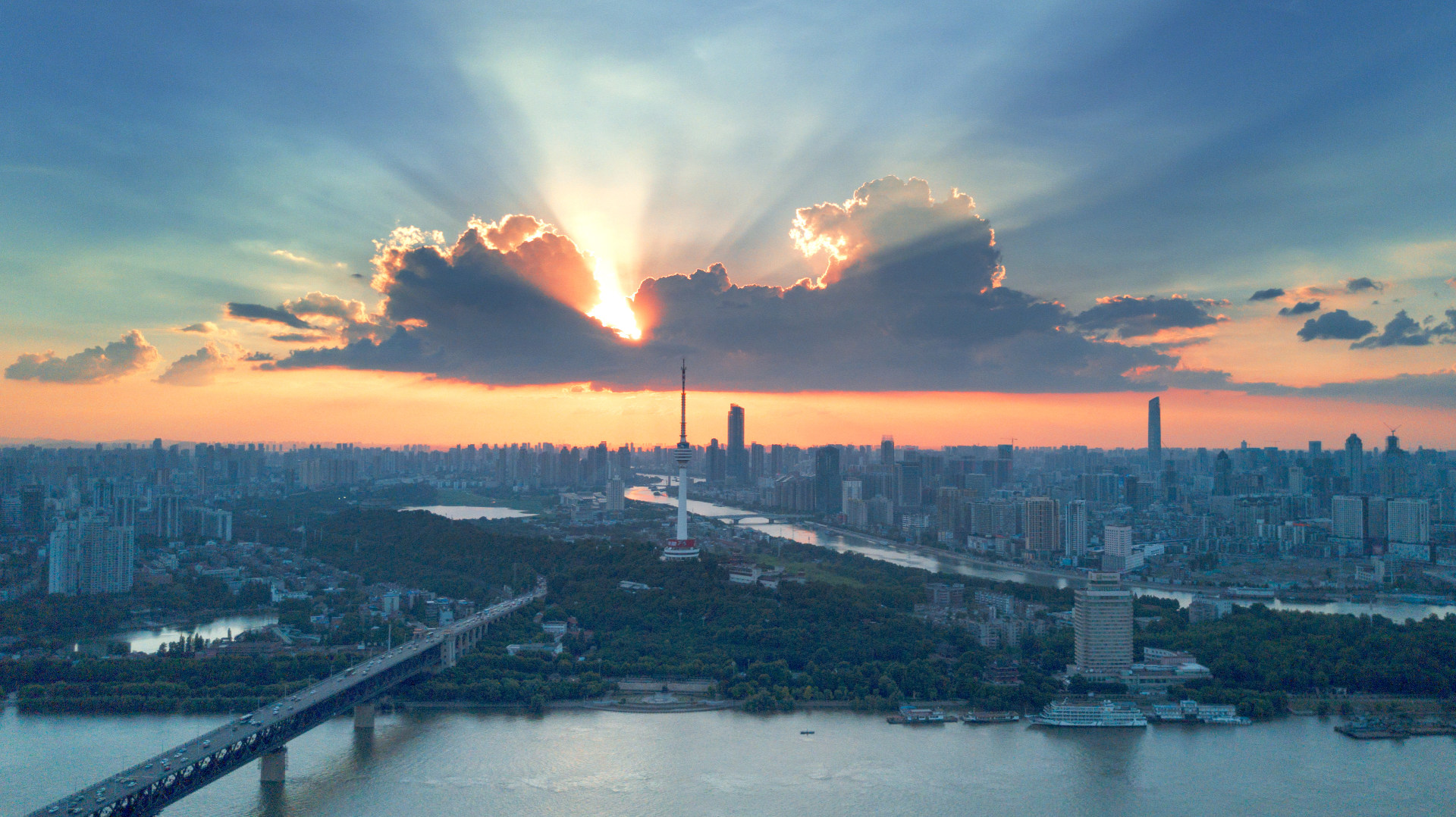 晚霞映照下的武汉长江大桥