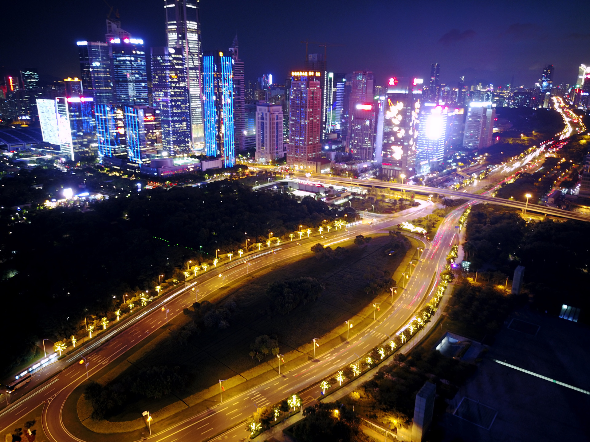 夜幕下的深南大道