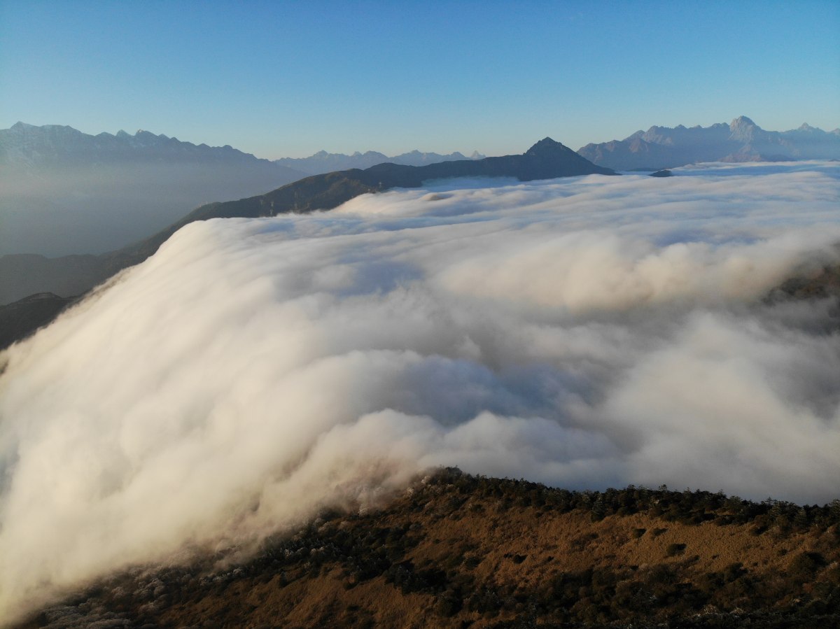 贡嘎神山前的那片云瀑