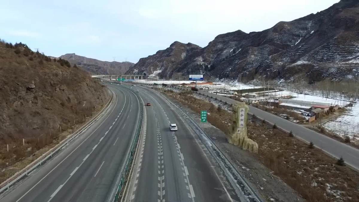 归来–––航拍京承高速返乡车队大军