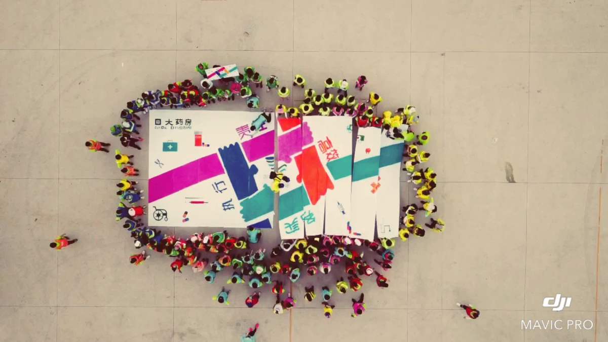 两个小时,十个小组,沟通协作,我们共同绘制出了一幅团队巨画. | 天空