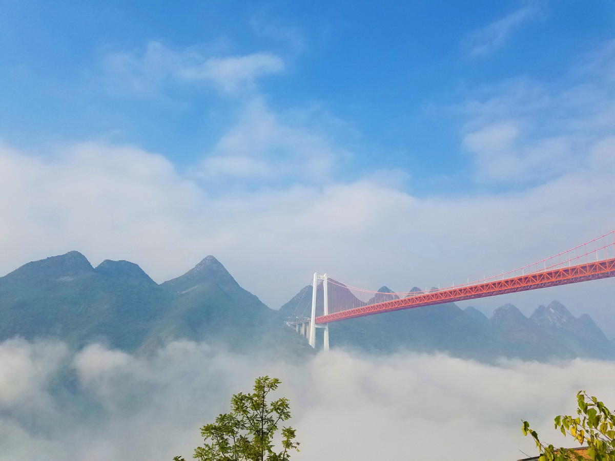 航拍云海中的贵州安顺市坝陵河特大桥似仙境