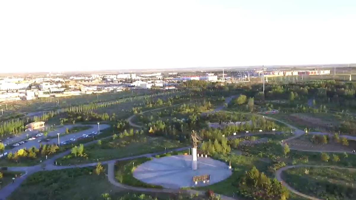 黄昏的乌兰镇植物园