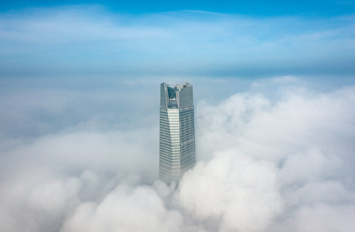 平流雾中的青岛第一高楼——海天大厦 来自 在云端 | 天空之城