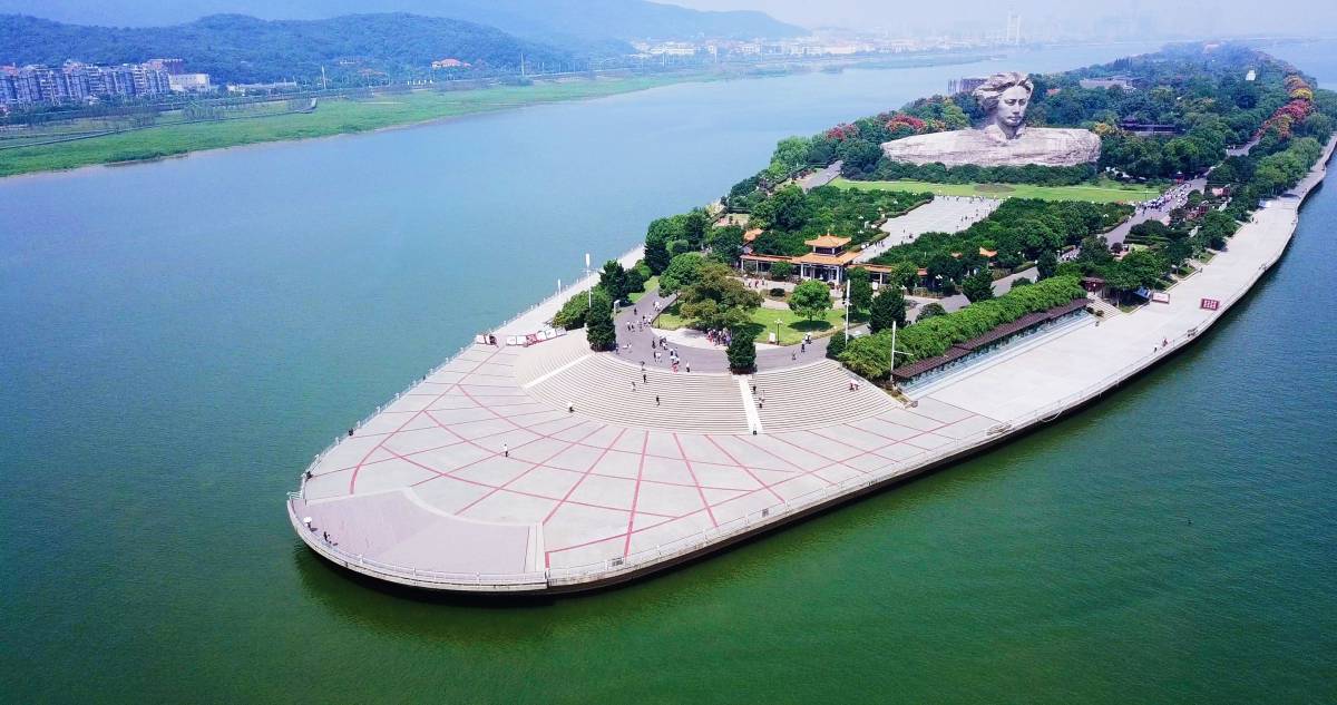 鸟瞰世界最大"航母"——橘子洲头