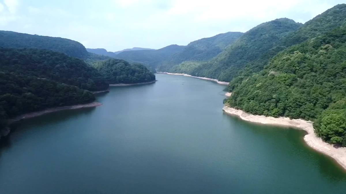 卖柴岙水库建于1958年是宁波较早建造的饮用水水库,水库边山峰林立