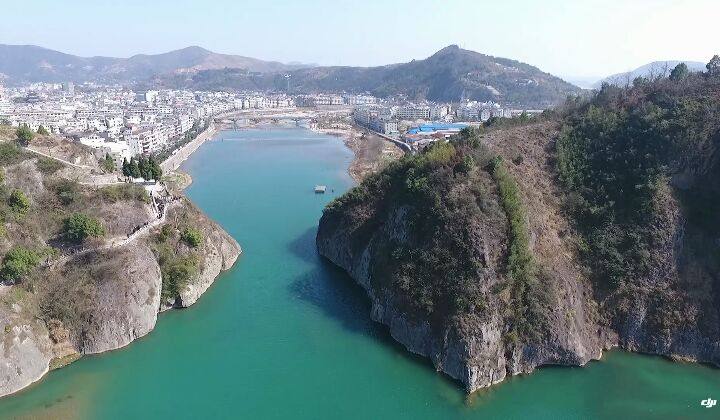 2018年正月初二,乐清市冬泳协会大荆分会连续两年组织了畅游石门潭