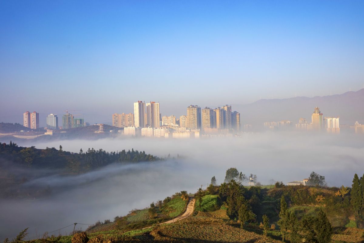 云海中的小城盘州市