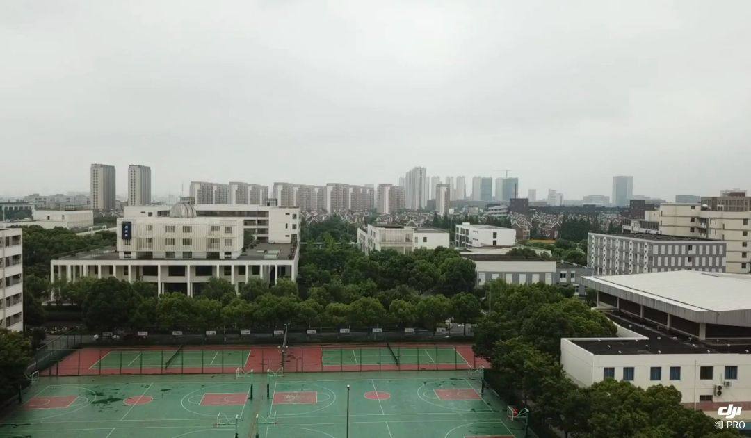 首飞留念,大美我嘉定一中! | 天空之城