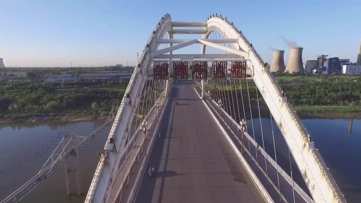 邢台七里河钢铁路大桥典型的地标建筑桥长297米拱高37米是省内单跨最