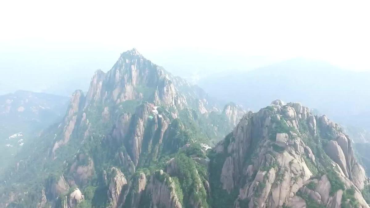 航拍黄山天都峰莲花峰光明顶