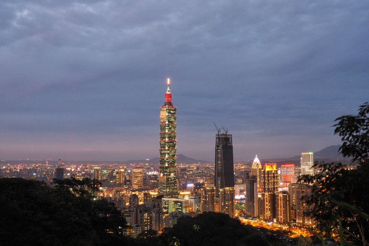 taipei by night from xiangshan | 天空之城