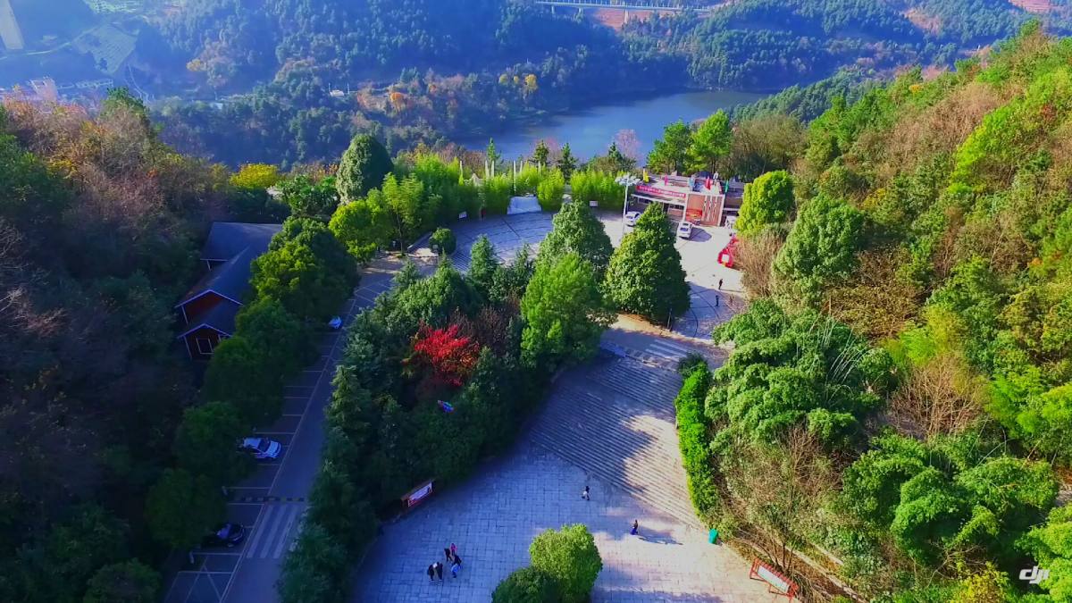 招商银行贵阳分行"冬季登山乐〃活动选在鹿冲关森林公园内举行,属于